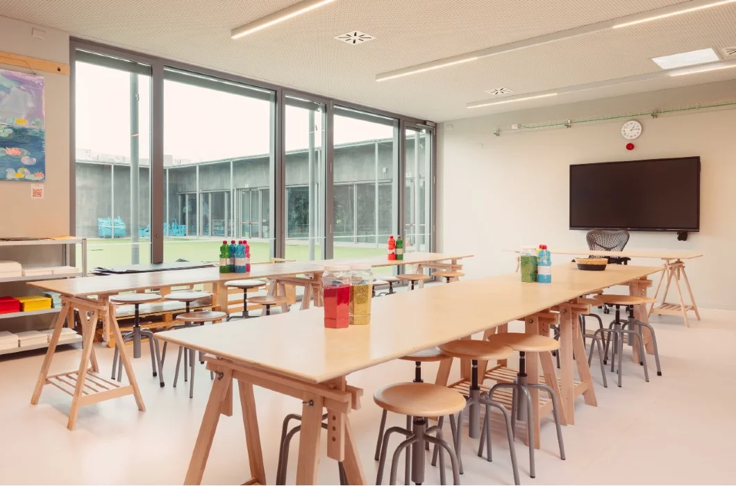 tavoli scolastici, sedie per studenti
